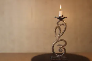 Dekoracyjne świeczniki na cienkie świece idealne do salonu